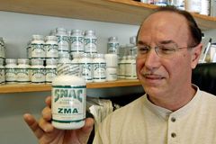 Zemřel muž, který rozpoutal obří dopingový skandál. Zásoboval i hvězdnou Jonesovou