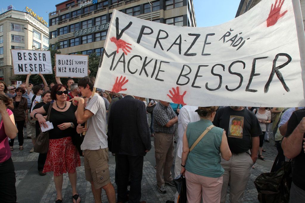Demonstrace proti bourání domu na Václavském náměstí.