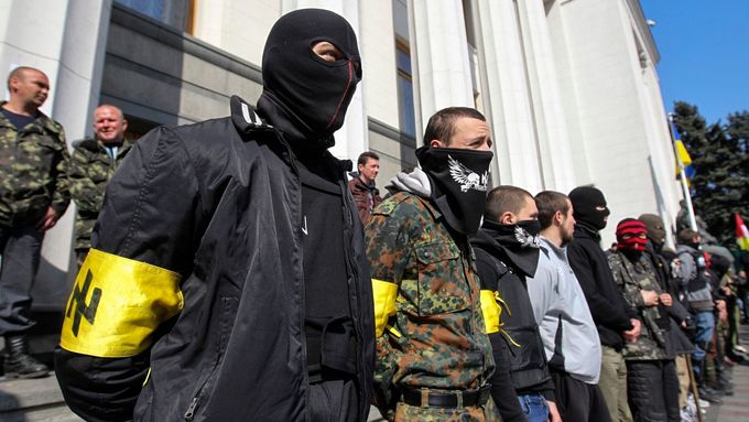 Členové ultrapravicového Pravého sektoru před ukrajinským parlamentem. (28. března 2014)