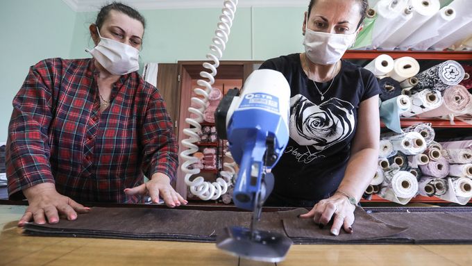 Výroba roušek z nanovláken je jeden z příkladů, kdy by mohl stát podpořit české firmy s českými vynálezy. Na snímku jsou zaměstnankyně Kvalitexu Písek, který velmi pomáhá zdravotníkům na jihu Čech.