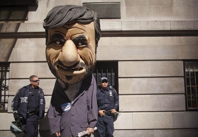 New York police officers look at a man dressed as Iranian President Mahmoud Ahmadinejad during a protest against Ahmadinejad outside the Warwick Hotel in New York September 25, 2012. Ahmadinejad is staying at the hotel during his visit to New York for the United Nations General Assembly. REUTERS/Andrew Kelly (UNITED STATES - Tags: POLITICS CIVIL UNREST) Published: Zář. 25, 2012, 6:34 odp.