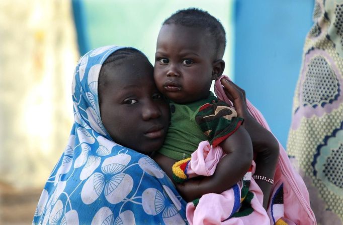 A woman poses with her child in a refugee camp in Sevare January 26, 2013. REUTERS/Eric Gaillard (MALI - Tags: CIVIL UNREST CONFLICT SOCIETY) Published: Led. 26, 2013, 6:45 odp.