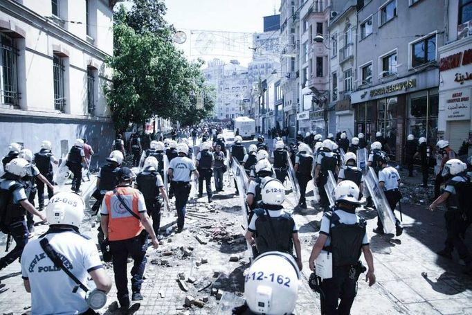 Demonstrace na istanbulském náměstí Taksím očima tureckého fotografa