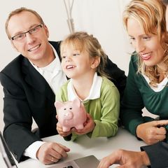 Rodinný rozpočet, finance, účty, půjčky, spoření - ilustrační foto