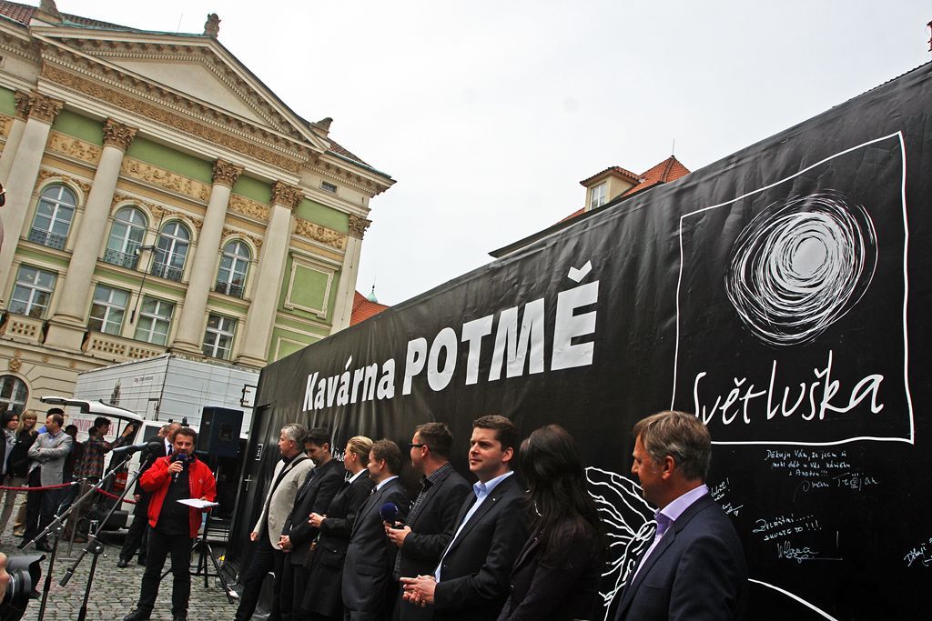 Otevření kavárny Potmě