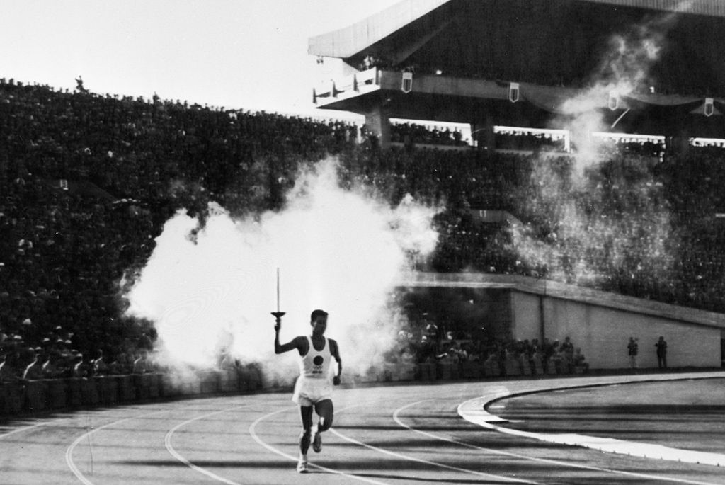 Obrazem: Historické fotografie z běhu s olympijskou pochodní - Profimedia (nepoužívat v článcích!!!)