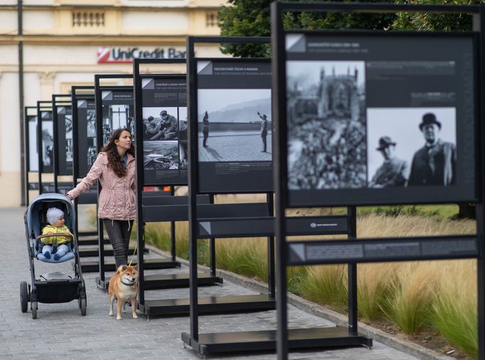 Součástí doprovodného programu je fotografická výstava Nežádoucí okamžiky, která se zabývá manipulací a cenzurou ve fotožurnalistice.