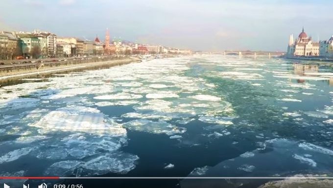 Zamrzlý Dunaj v Budapešti