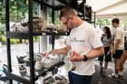 Jak se řeší ekologie na festivalu? KVIFF méně tiskne a merch vyrábí místo Číny doma