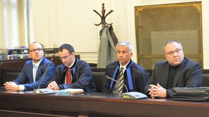 Vladimír Sitta mladší (úplně vlevo) a Vladimír Sitta starší (zcela vpravo) u soudu