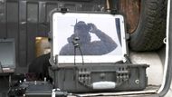 Odraz operátora dronů na monitoru zachycuje okamžik, kdy ovládá FPV dron během testování. Přesnost a rychlost jsou klíčem k úspěchu v boji.