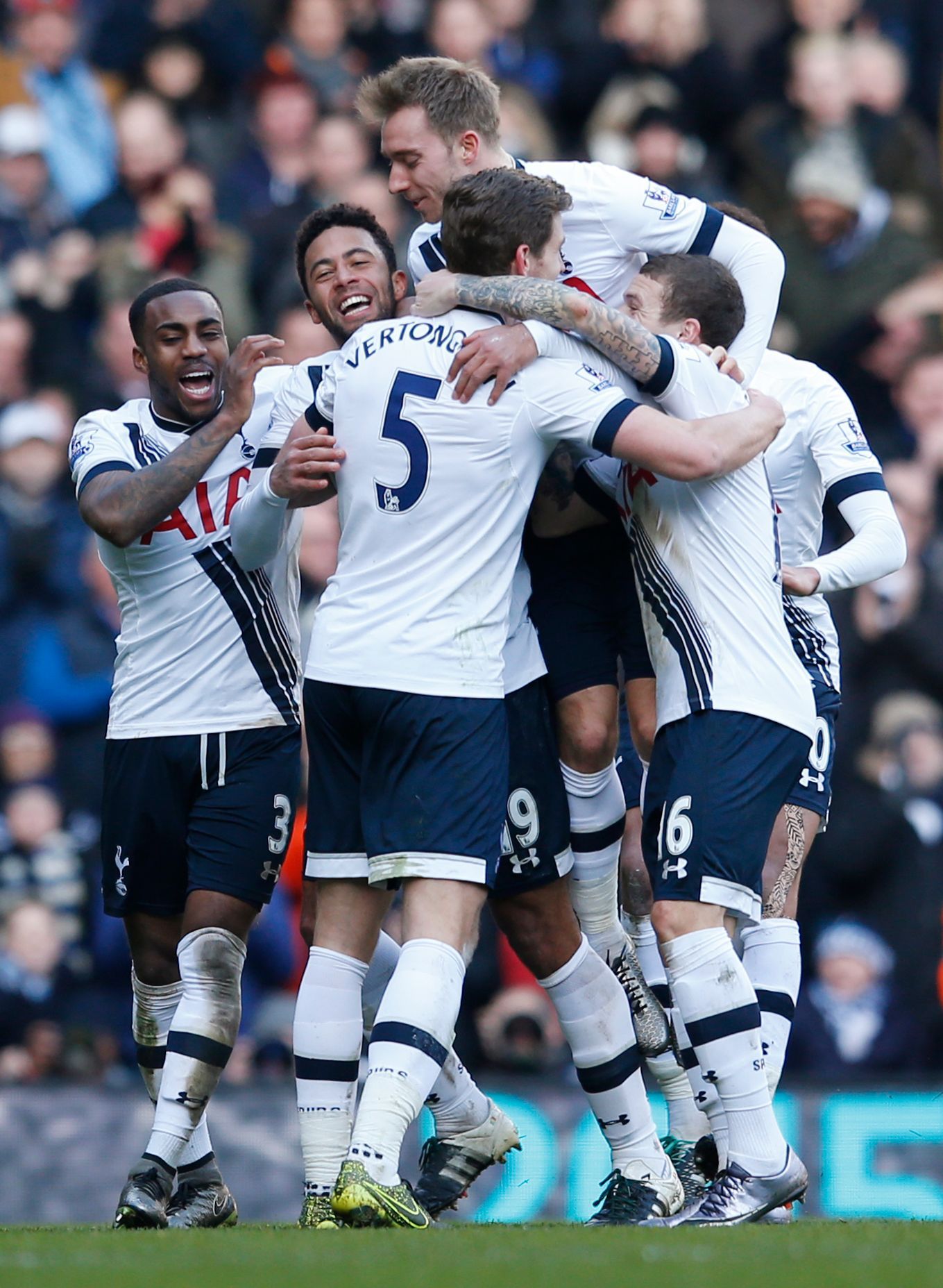 Mousa Dembele slaví se spoluhráči gól Tottenhamu