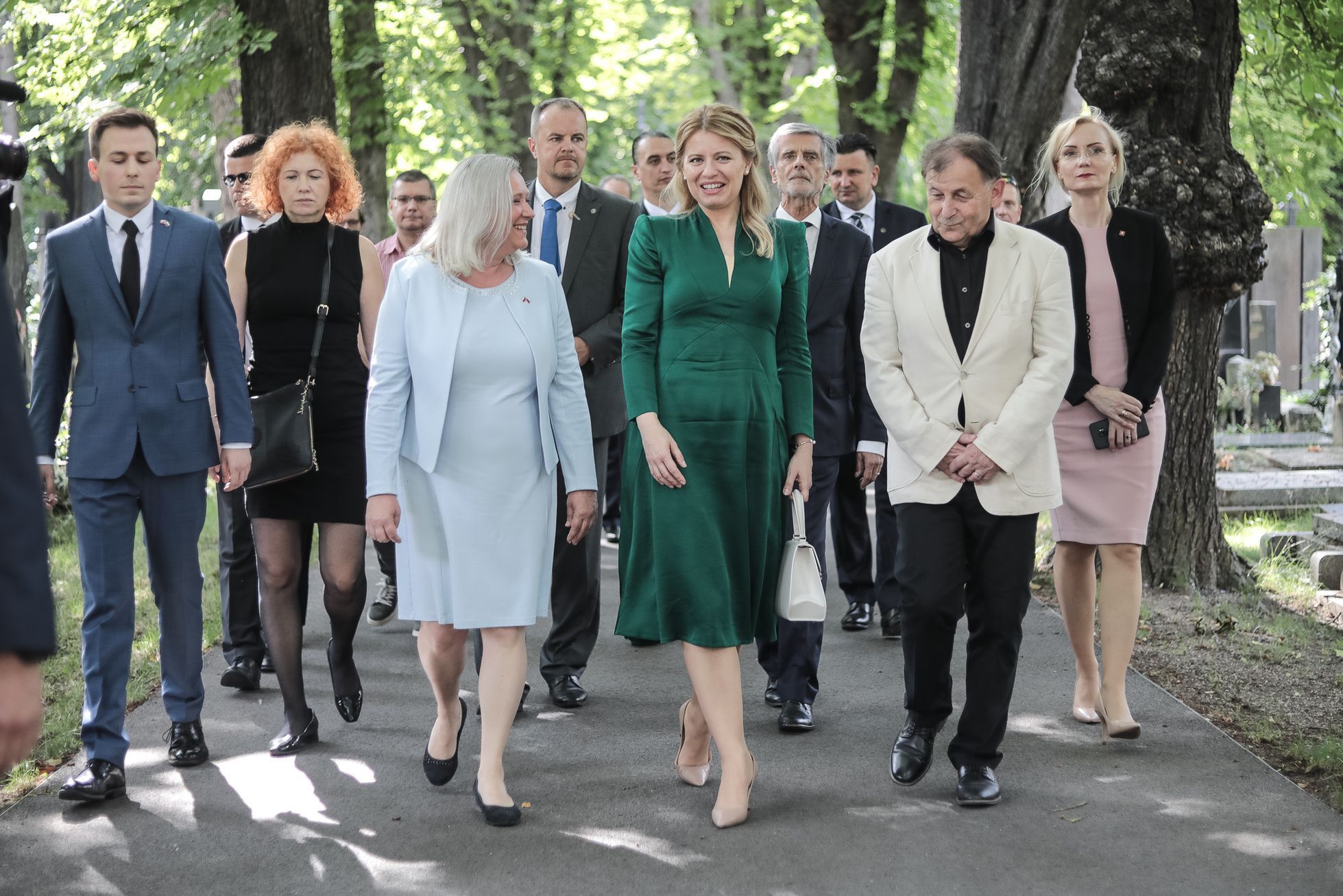 První návštěva - Zuzana Čaputová navštívila hrob Václava Havla a pozdravila fanoušky