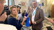 Boris Šťastný, lídr kandidátky Motoristů sobě v Praze, ve volební štábu. Motoristé jsou štikou voleb.