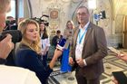 Boris Šťastný, lídr kandidátky Motoristů sobě v Praze, ve volební štábu. Motoristé jsou štikou voleb.