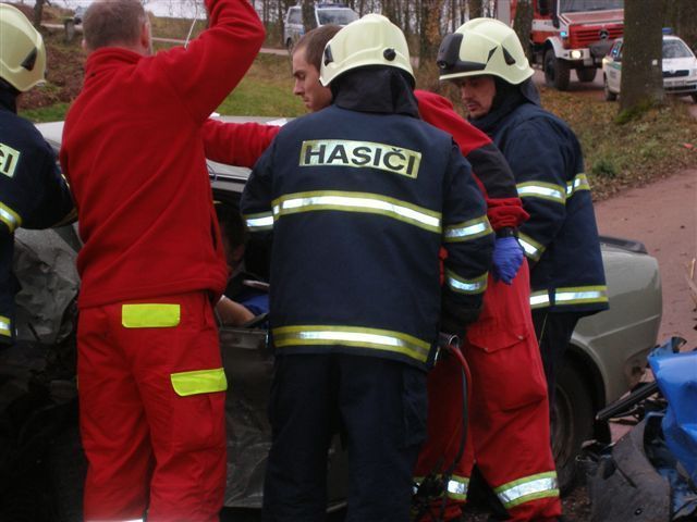 Při nehodě u Vrchlabí se vážně zranil řidič