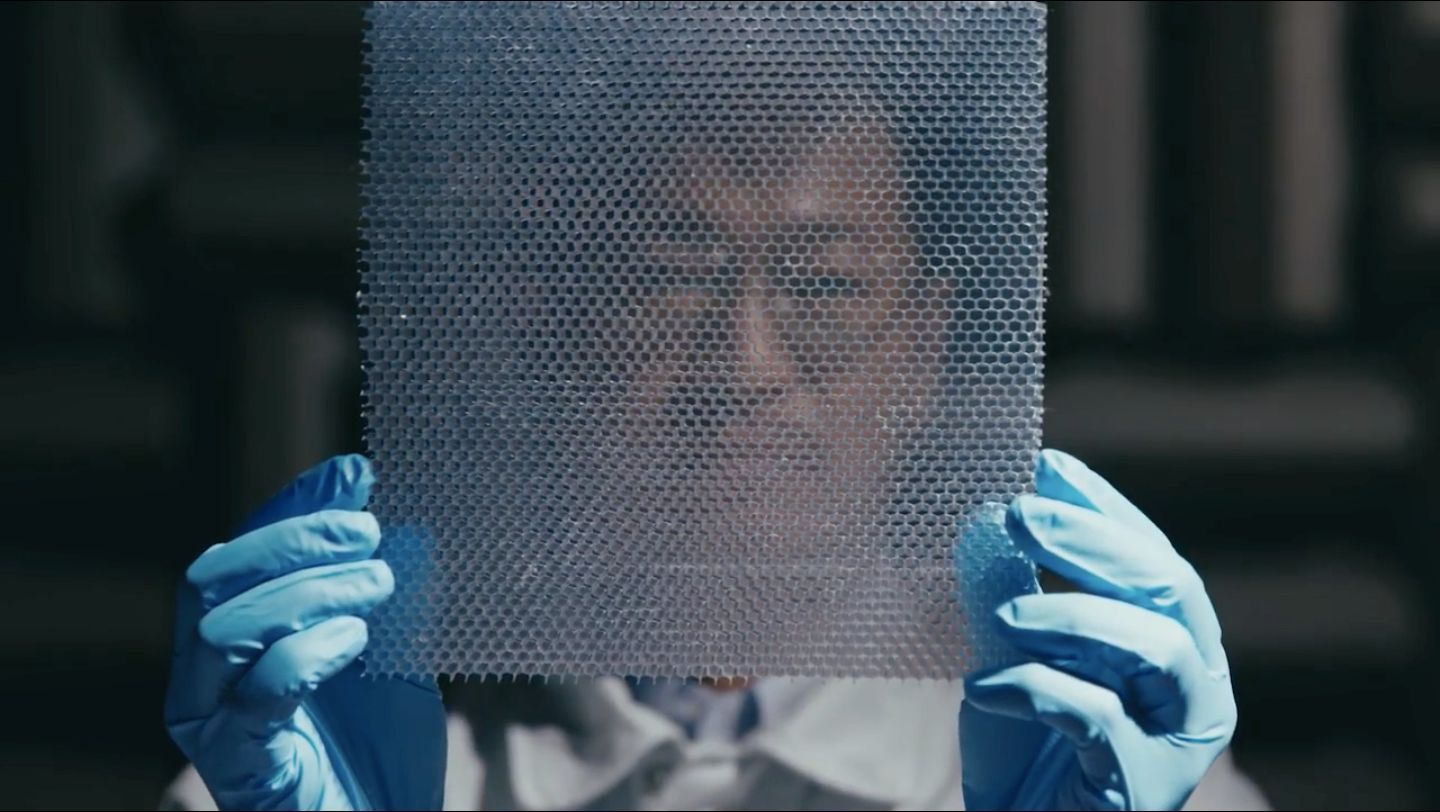 Nissan akustický lehký meta-materiál