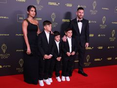 Lionel Messi s manželkou a dětmi při předávání letošního Zlatého míče