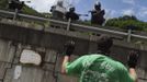 A miner asks a riot civil guard not to throw a smoke grenade into a mine, in which five miners had locked themselves for the past 11 days according to local media, in Caborana, northern Spain, June 8, 2012. The miners are protesting against the government's proposal to decrease funding for coal production. REUTERS/Eloy Alonso (SPAIN - Tags: CIVIL UNREST BUSINESS EMPLOYMENT ENERGY) Published: Čer. 8, 2012, 5:39 odp.