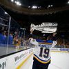 7. finále NHL 2018/19, Boston - St. Louis: Jay Bouwmeester oslavuje zisk Stanley Cupu.