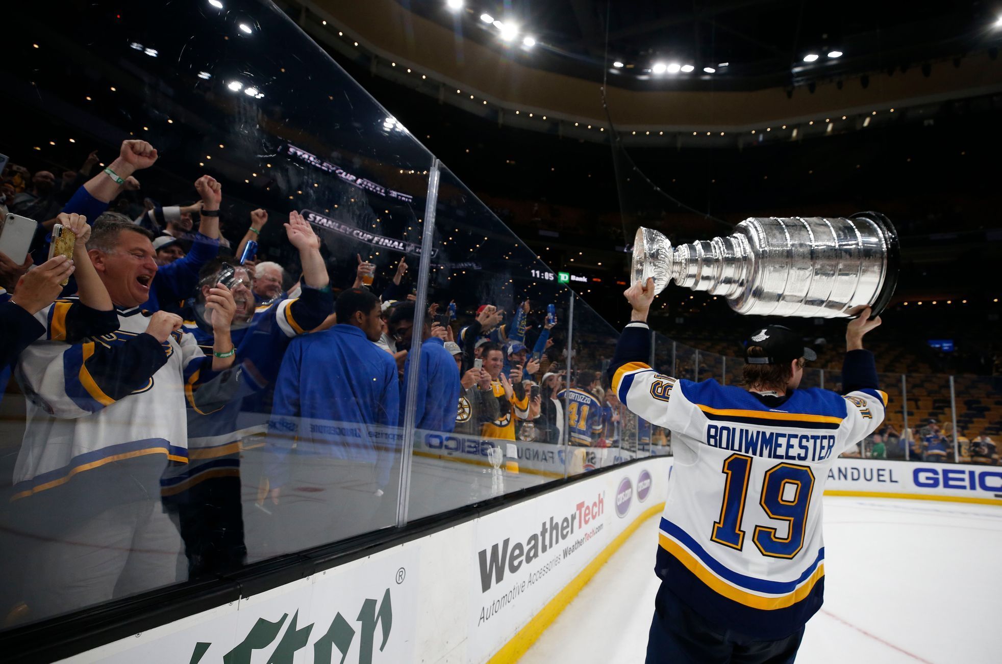 7. finále NHL 2018/19, Boston - St. Louis: Jay Bouwmeester oslavuje zisk Stanley Cupu.