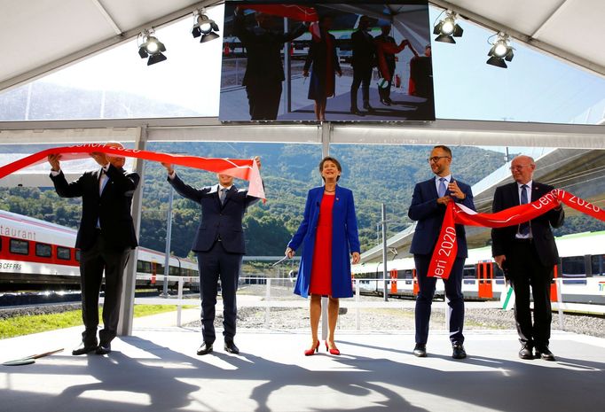 Švýcarská prezidentka Simonetta Sommarugaová přestřihla pásku během zahajovacího ceremoniálu nově vybudovaného tunelu poblíž Camorina.