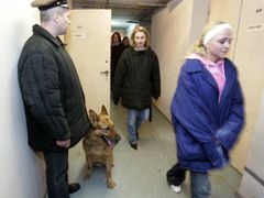 Návštěvníci zábavního parku "1984" míjí dozorce s hlídacím psem. Litva