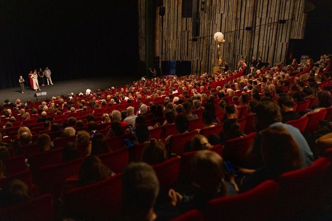 "Božínku, vás tady ale je," řekla režisérka při pohledu do plného sálu. "Je pro nás obrovská čest soutěžit s tolika skvělými filmy z celého světa," dodala.