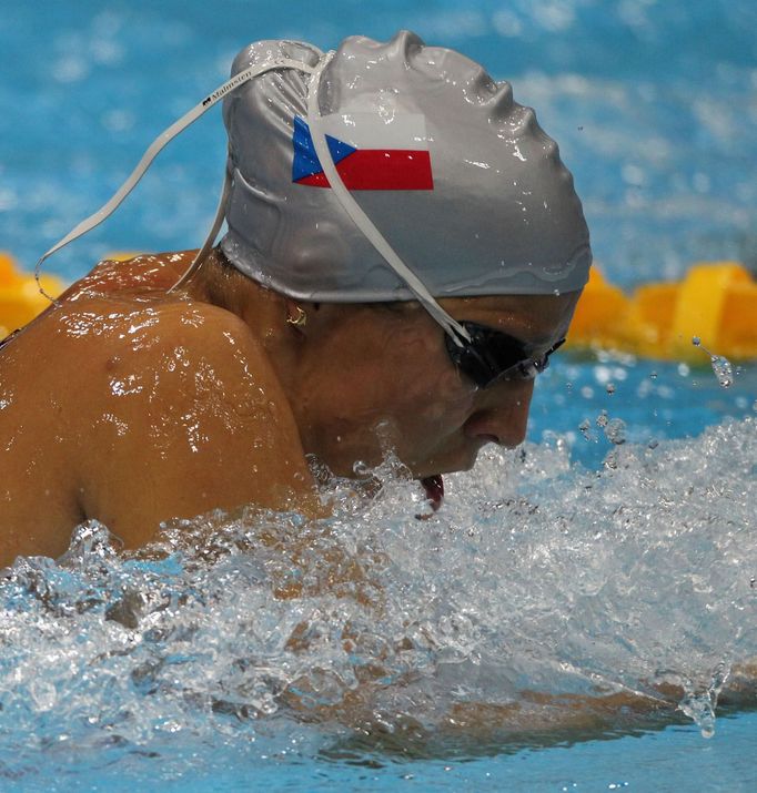 Česká plavkyně Petra Chocová plave v závodě na 100 metrů na OH 2012 v Londýně.