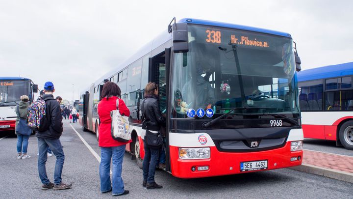 Autobusy kolem Prahy jezdí s vypnutou klimatizaci. Řidiči šetří naftu kvůli prémiím
