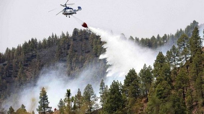 Hasit pomocí helikoptér se hasičům na Kanárských ostrovech nedaří. Můžou za to vysoké teploty a silný vítr.