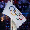 Soči 2014, závěrečný ceremoniál: starosta Pchjongčchangu Sok-ra přebírá olympijskou vlajku