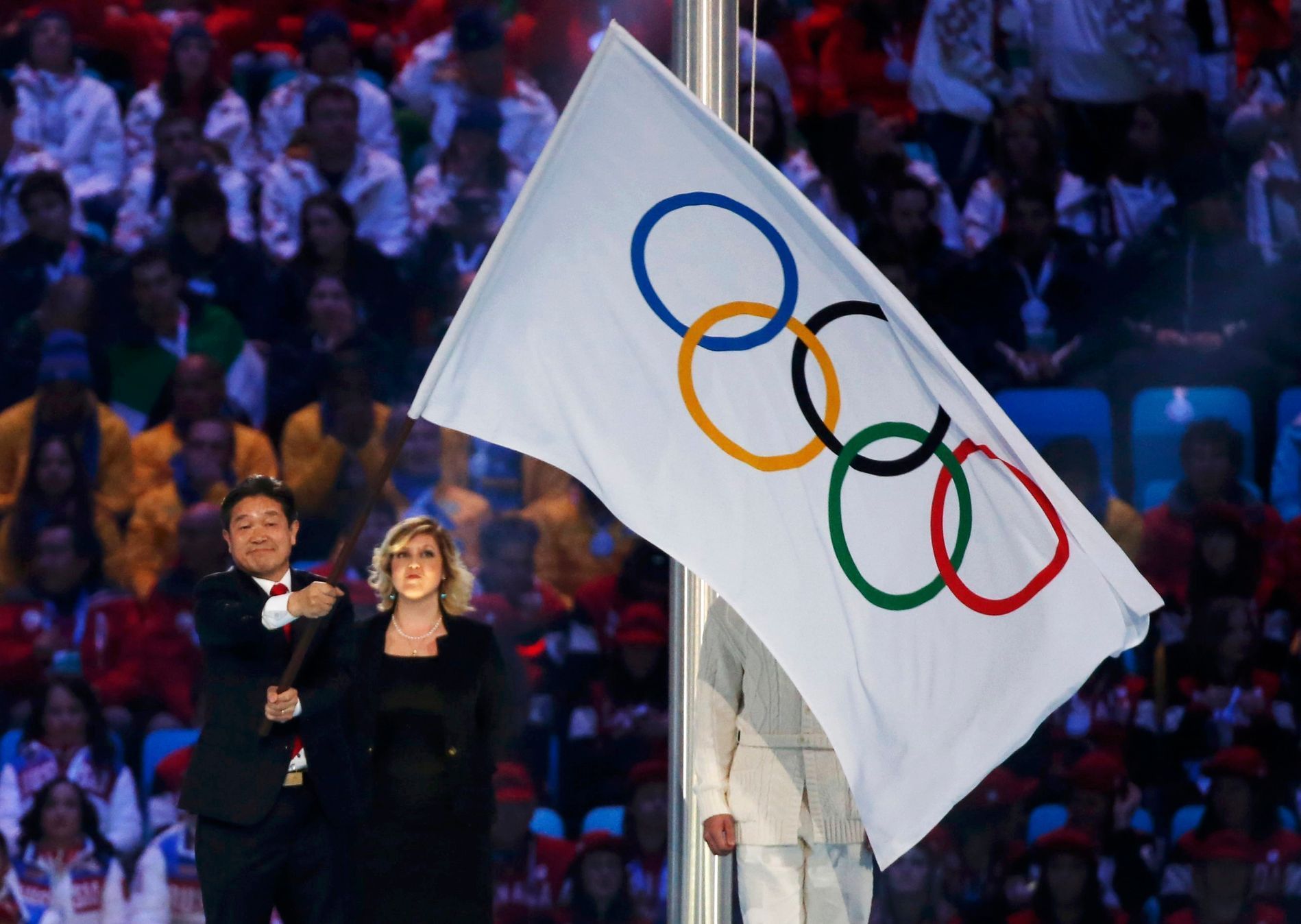 Soči 2014, závěrečný ceremoniál: starosta Pchjongčchangu Sok-ra přebírá olympijskou vlajku