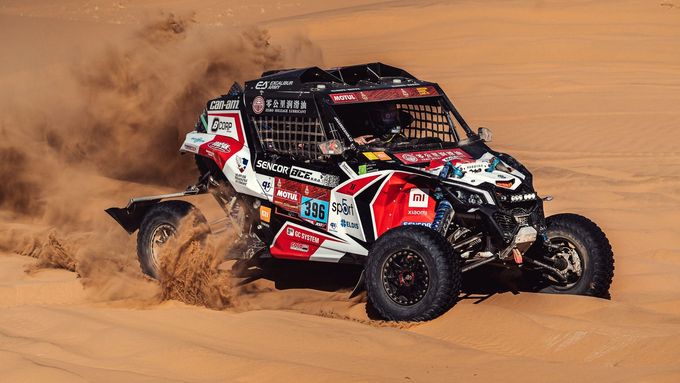 Podívejte se, jak Tomáš Enge v bugině Can-AM týmu Buggyra překonává písečné duny na Rallye Dakar 2021