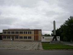 Muzeum a poněkud zašlý Památník Sovětsko-československého bratrství.