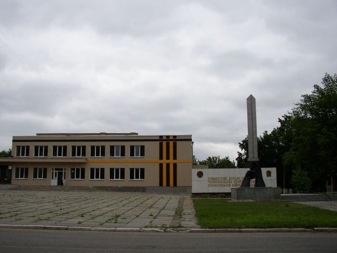 Centrum Sokolova. Muzeum s dnes již nepříliš využívaným parkovištěm a Památník sovětsko-československého bratrství z roku 1972.