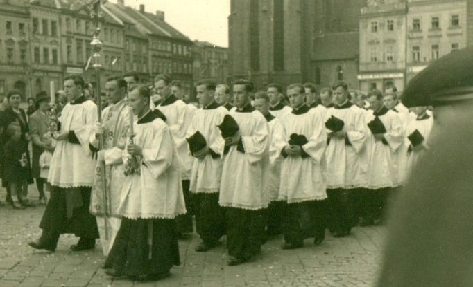 Jeden z liturgických průvodů o slavnosti Božího těla, který po Velkém náměstí v Hradci Králové prošel v době, kdy Jan Zmrhal studoval bohosloví.