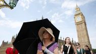 V Evropě pokračuje vlna veder, která od minulého týdne trápí země na jihu kontinentu, nyní se však přesouvá i do střední a východní Evropy. Horko má sužovat Evropany nejméně do středy, teploty porostou ve Francii, Německu, Itálii i Británii, píše server BBC. V Londýně se v pondělí čeká až 35 stupňů Celsia.