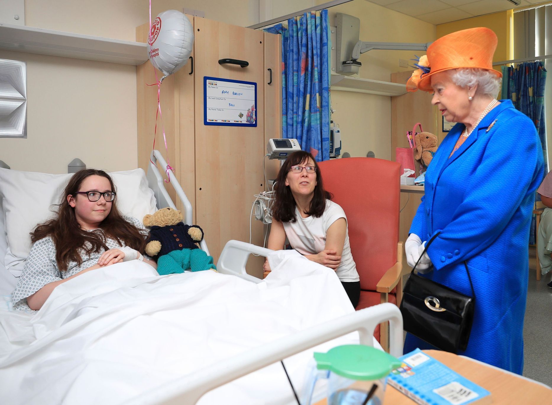 Královna Alžběta na návštěvě dětí v nemocnici.