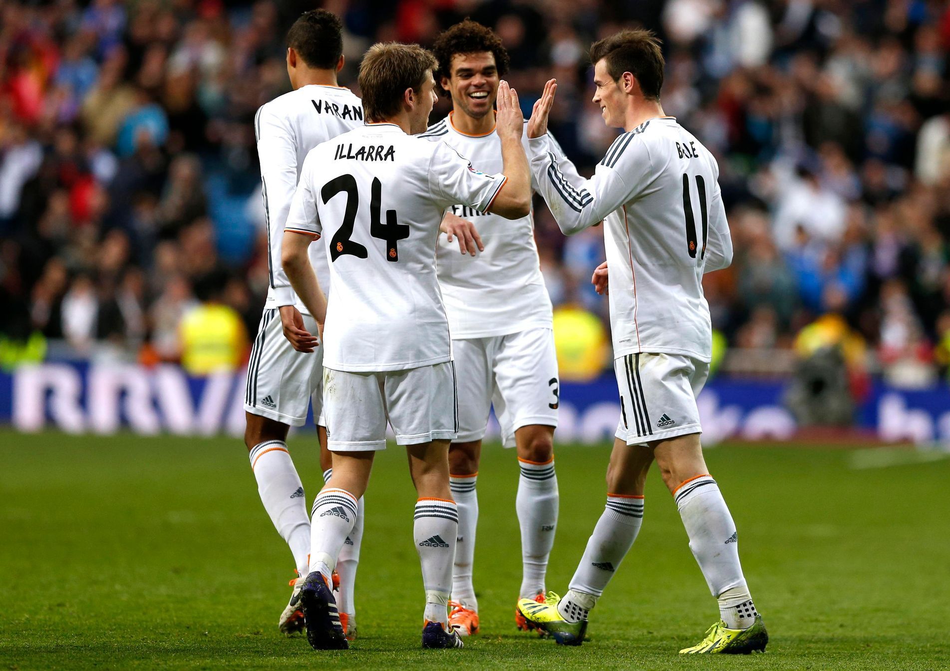 Spoluhráči gratulují Garethu Baleovi, Real Madrid vyhrál
