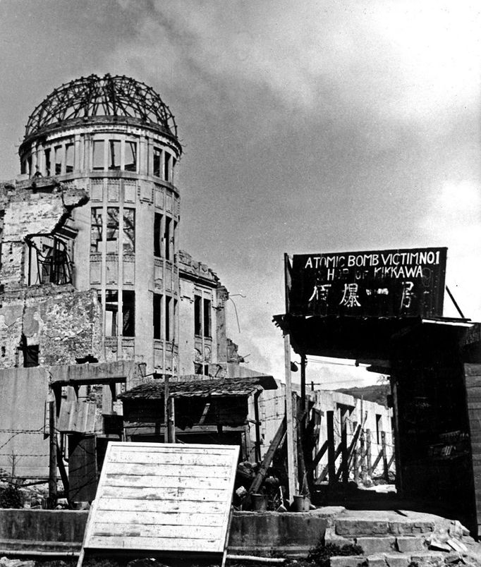 Genbaku Dome a Hiroshima Le dome de Genbaku (memorial de la paix d'Hiroshima ou dome de la Bombe Atomique) ancienne chambre de commerce d'Hiroshima au Japon, il se trouvait a l'epicentre de l'explosion atomique du 6 aout 1945 --- Hiroshima Peace Memorial, commonly known as the Atomic Bomb Dome or A-Bomb Dome, The 6 August 1945 nuclear explosion was almost directly above the building