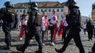 Pochod fanoušků Slavie z Náměstí Republiky na finále Mol Cupu na stadion pražské Sparty na Letné.
