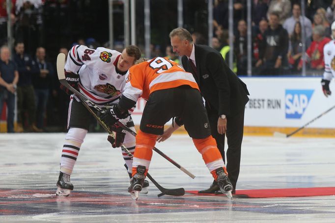 NHL v Praze, Philadelphia - Chicago: Dominik Hašek při čestném vhazování mezi Davida Kämpfa a Jakuba Voráčka.