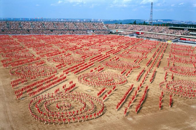 Starší žákyně při skladbě Poupata na spartakiádě 1985 v Praze, v jejímž předvečeru město terorizoval tzv. spartakiádní vrah. Ilustrační snímek