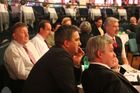 Naslouchala Praha. Petr Hulínský (uprostřed) s kandidátem do senátu v Praze Janem Kohoutem. Zejména ten druhý se ještě před konferencí pustil do kritiky předchozího "ukřičeného stylu" ČSSD.