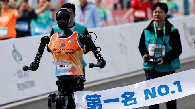 Vítěz půlmaratonu, humanoid Tiangong Ultra, probíhá cílem. Jeho čas byl dvě hodiny, 40 minut a 42 sekund.
