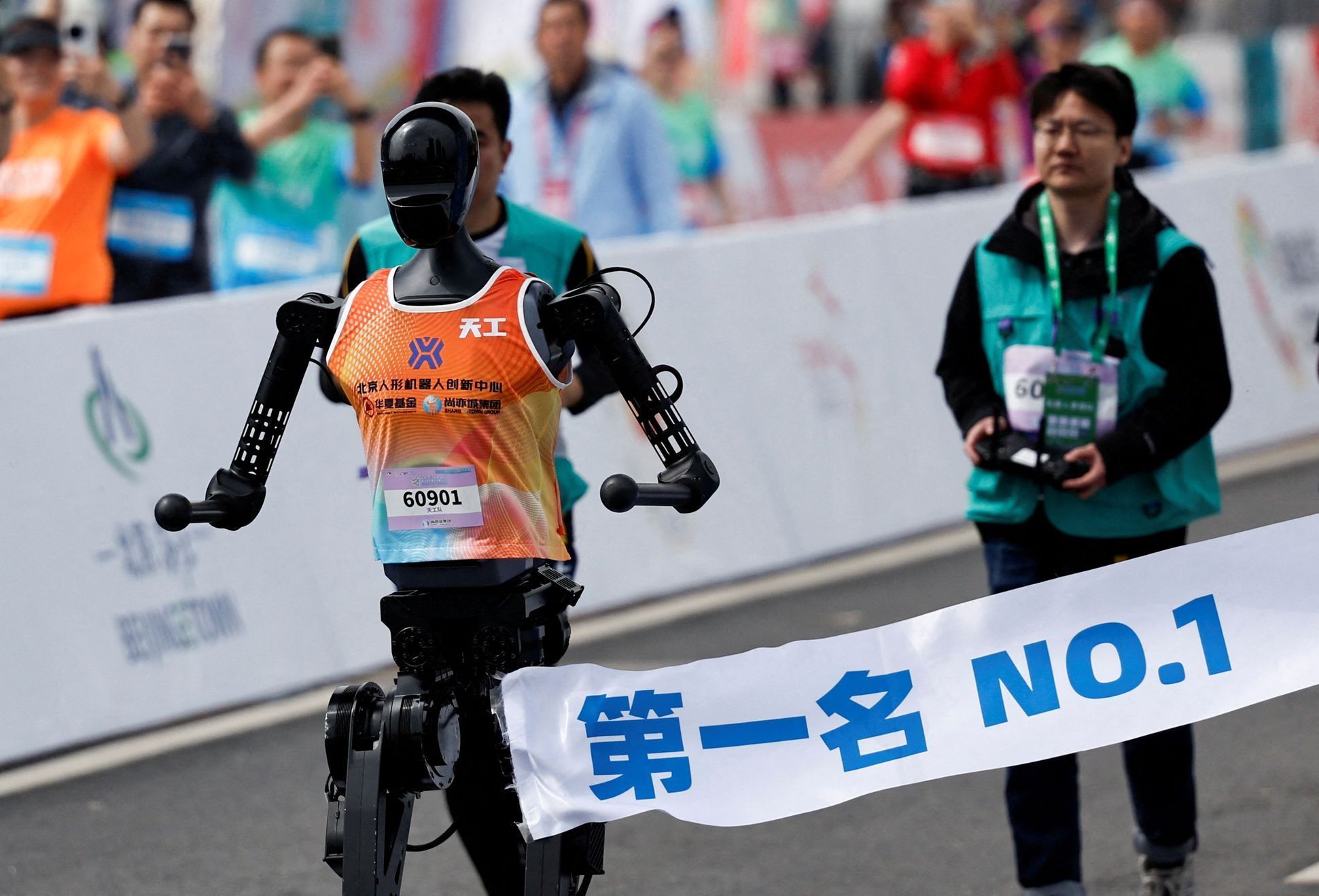 E-Town Peking půlmaraton roboti