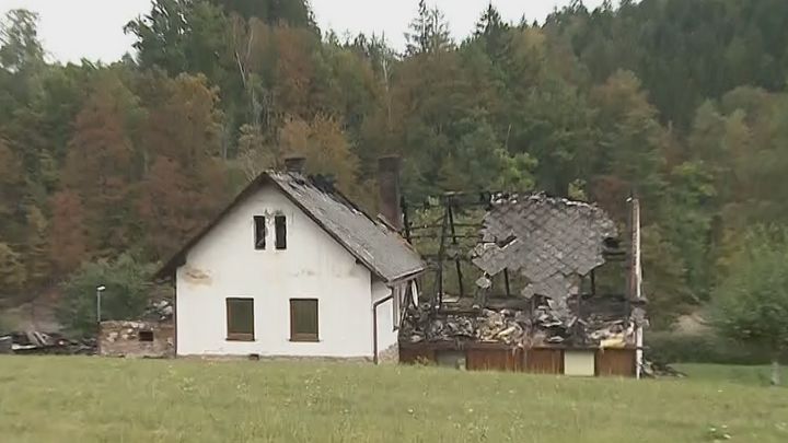 Muž zabíjel sršně sprejem a zapalovačem. Chata chytla a shořela, škoda je milionová