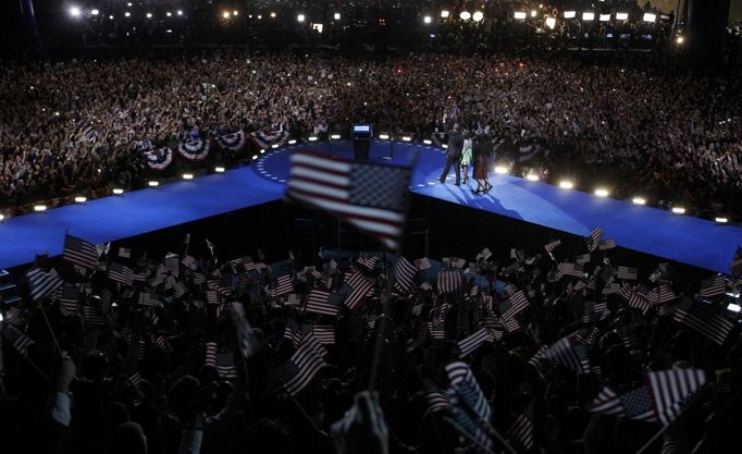 Barack Obama přichází se svou rodinou veřejně oznámit své znovuzvolení americkým prezidentem. Chicago