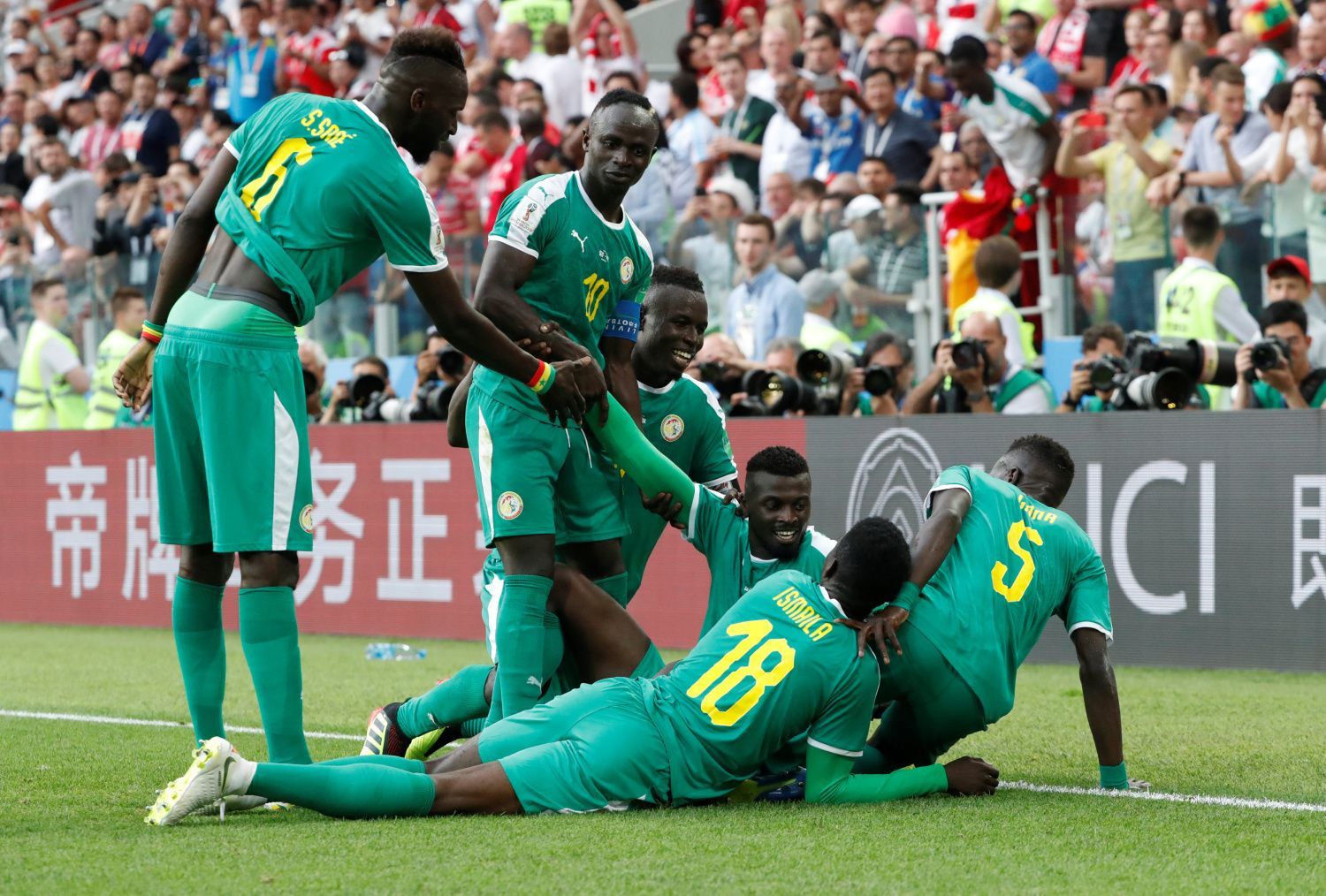 Senegalci slaví svůj druhý gól v zápase Polsko - Senegal na MS 2018